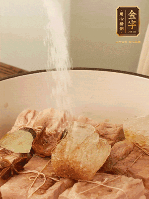 加水沒過，大火煮開轉(zhuǎn)小火慢燉2小時，煮到收汁