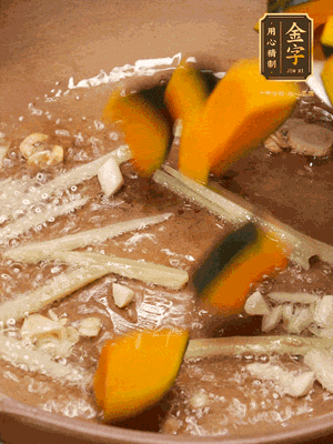 砂鍋倒一層底油，蒜粒、姜絲炒香后，再下南瓜翻炒30秒