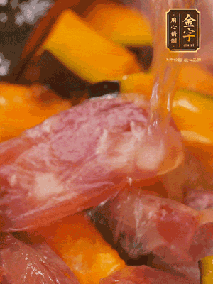 下香腸，倒沒(méi)過(guò)南瓜的水，加1/2勺鹽、1/2勺白糖、1勺蠔油燜8分鐘