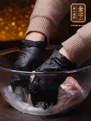 豬肚放入面粉、鹽、白酒，反復(fù)揉搓（重復(fù)3遍），洗掉表面的黏液。再把豬肚翻過來，剪去油脂，一樣反復(fù)揉搓干凈