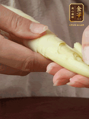 春筍沿著外皮豎著淺劃一刀，剝下外殼，切掉尾部的老根，切滾刀塊。（這個時候的春筍最為鮮嫩脆爽，不需要焯水去除澀味）