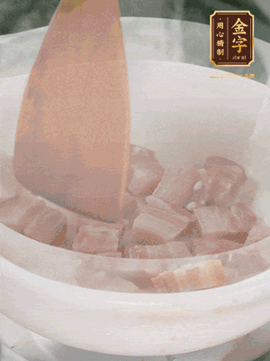 砂鍋內(nèi)咸肉微微煸出香味，再倒入開水。放排骨滾開后轉(zhuǎn)中小火篤30分鐘。（水盡量一次加足，以免中途加水沖淡鮮味。這一步是湯底濃白的關(guān)鍵）