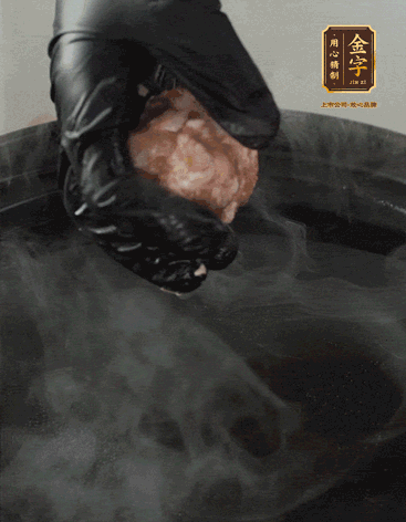 獅子頭摔打至圓潤牢固，等水煮開后，放獅子頭