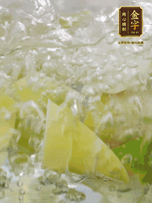 春筍沿著外皮豎著淺劃一刀，剝下外殼，切掉尾部的老根，切滾刀塊。簡(jiǎn)單焯水去澀味。