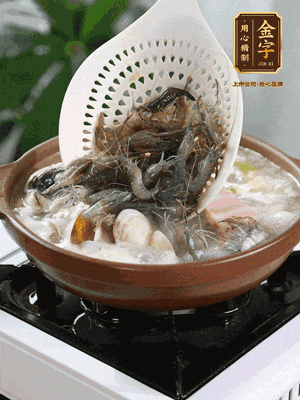 最后加一把蛤蜊、一把河蝦燜2分鐘，放一點(diǎn)白胡椒粉調(diào)味，撒上蔥花點(diǎn)綴！