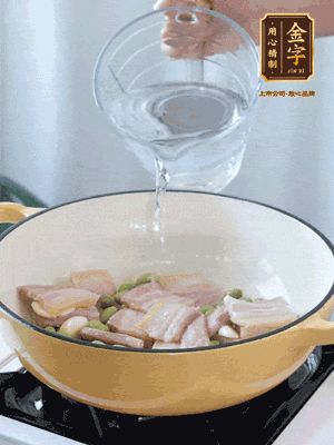 倒入熱水，加絲瓜、腐竹