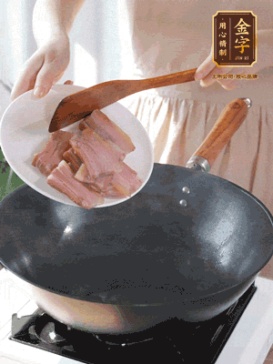 豬油熱鍋，下咸肉煸香，再下蔥姜提鮮