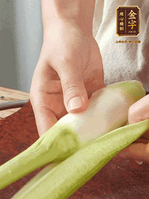 茭白去皮切絲，下鍋稍稍汆燙一下瀝干。