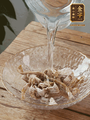 筍干提前泡發(fā)1晚切段，冬瓜去皮切塊。