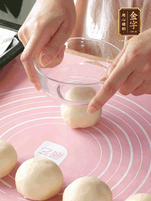 按扁后搟成圓形面皮。餡料放在面皮中心，把餡料包緊，捏緊收口