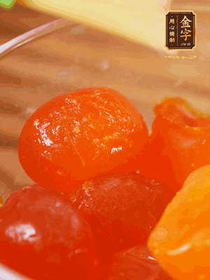 咸蛋黃噴白酒，170℃烤10分鐘。打碎過篩