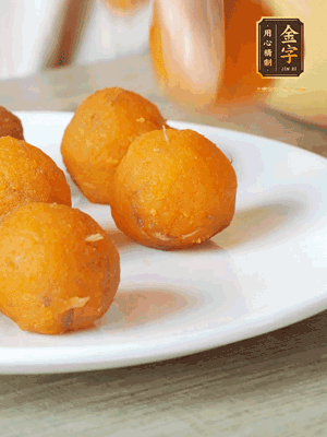 融化的黃油、芝士粉攪勻，加糖粉、蛋液、淡奶油、咸蛋黃攪勻，再加入玉米淀粉、奶粉拌勻，用不粘鍋炒至抱團(tuán)