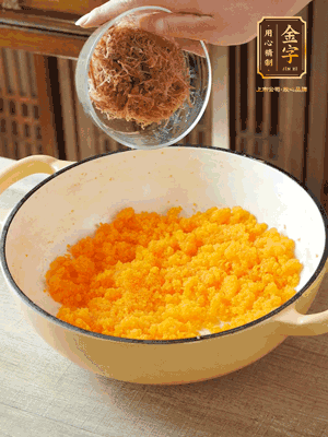 加火腿絲拌均，分成37g一個(gè)餡料，冷凍30分鐘