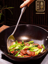 油熱下香腸炒至兩面微焦，下姜蒜、干辣椒、小米椒碎爆香