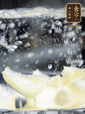 燒開一鍋水，甜豆米、百合燙10秒