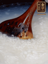 大米淘洗干凈，水開放入大米，煮3分鐘，煮到用手可以掐斷大米，撈出瀝干備用