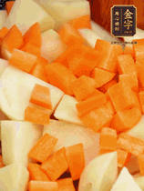 加土豆、胡蘿卜翻炒，隨后加入豆角、1勺鹽、1勺生抽、1勺蠔油、半勺老抽煸炒均勻