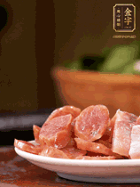 金字咸肉、金字香腸煮熟。咸肉切條、香腸切片備用。