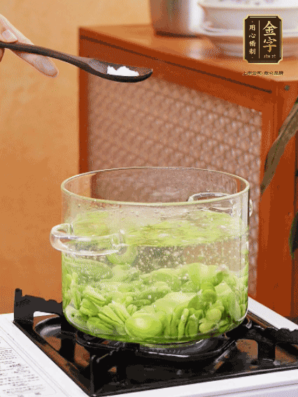 蠶豆剝?nèi)ネ鈿?，加鹽焯水30秒