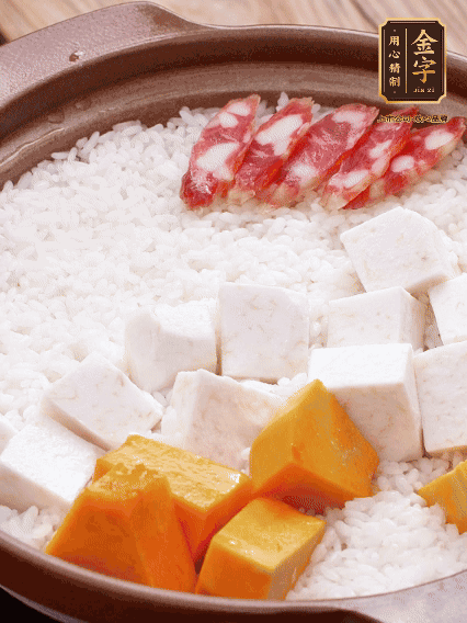 砂鍋涂油，放入泡好的大米。鋪上芋頭、南瓜，倒入開水剛好沒過，中火煮到水收干