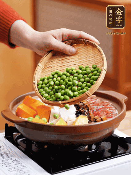 再鋪上臘腸、醬油肉、豌豆，小火煲6分鐘