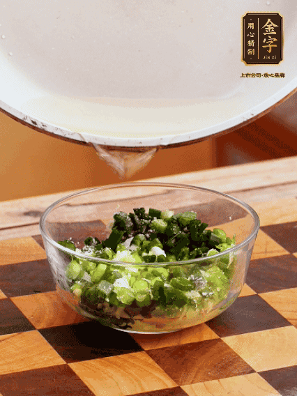 姜末、蔥末加鹽，潑熱油做成蔥姜醬