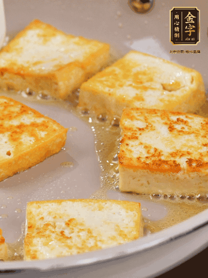 豆腐切片，兩面煎一下備用；春筍切段