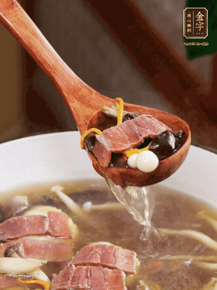 加羊肚菌、雞縱菌、蟲草花、海鮮菇、白玉菇再煮20分鐘