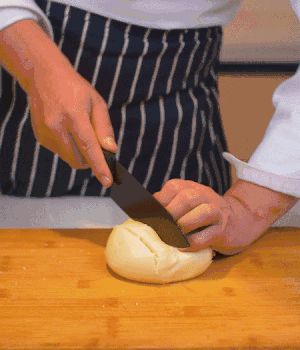 饅頭表面切出1cm左右的網(wǎng)格。