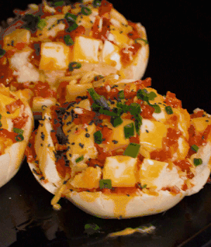 灑適量小蔥和黑芝麻，放入預(yù)熱的烤箱180度15分鐘。