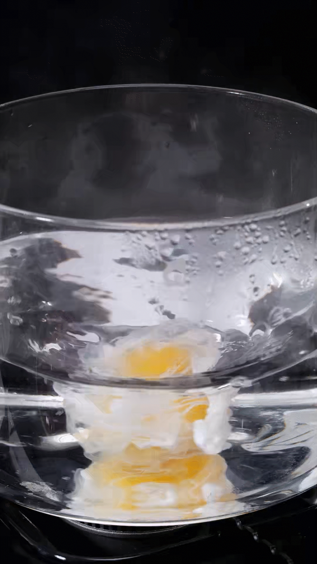 水開加入白醋和雞蛋，做成水波蛋
