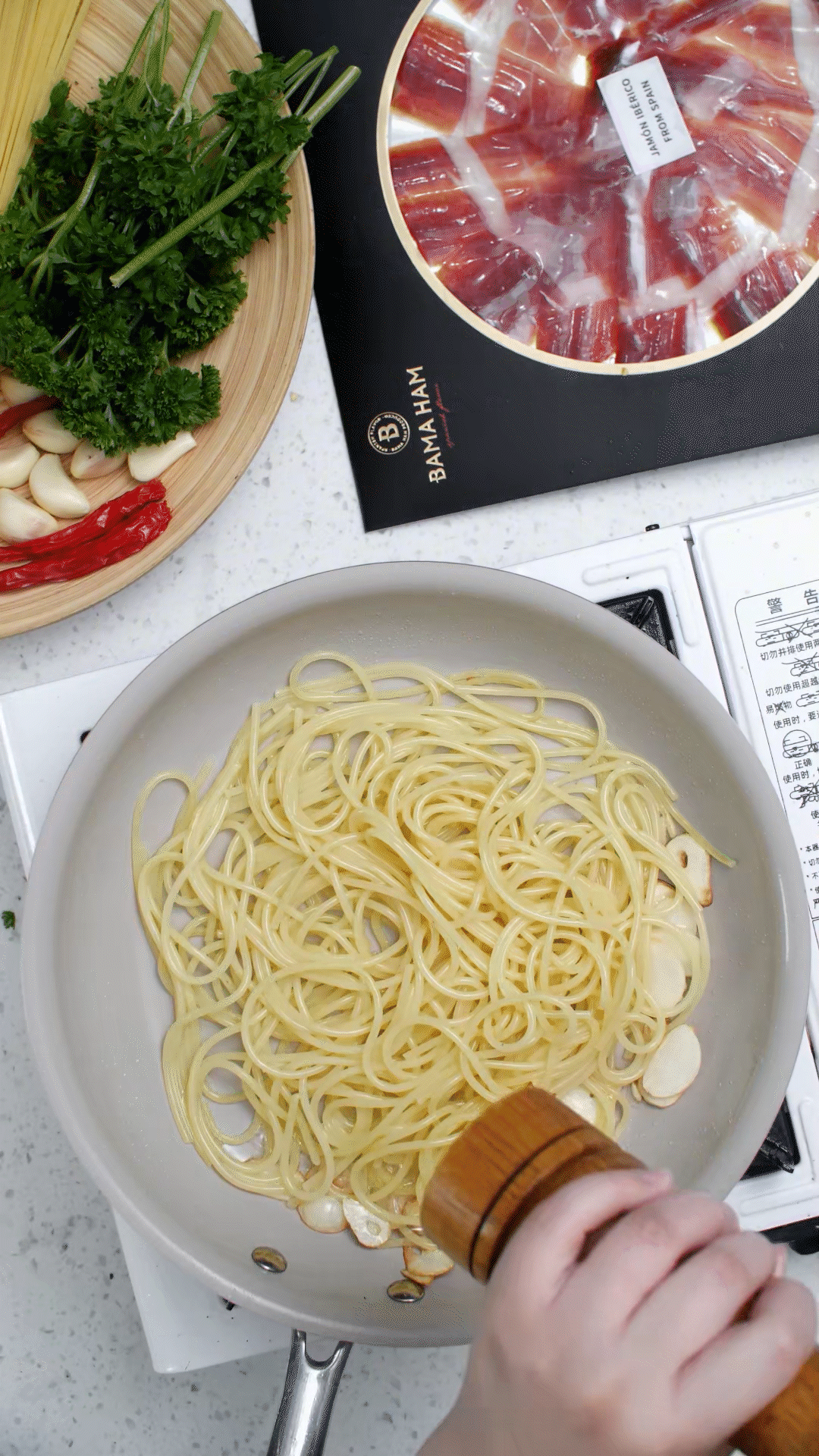 起鍋燒水，水開加入1勺橄欖油和1勺鹽，煮開后放入意面，水再次煮開后轉(zhuǎn)中小火，5號面約8-10分鐘
