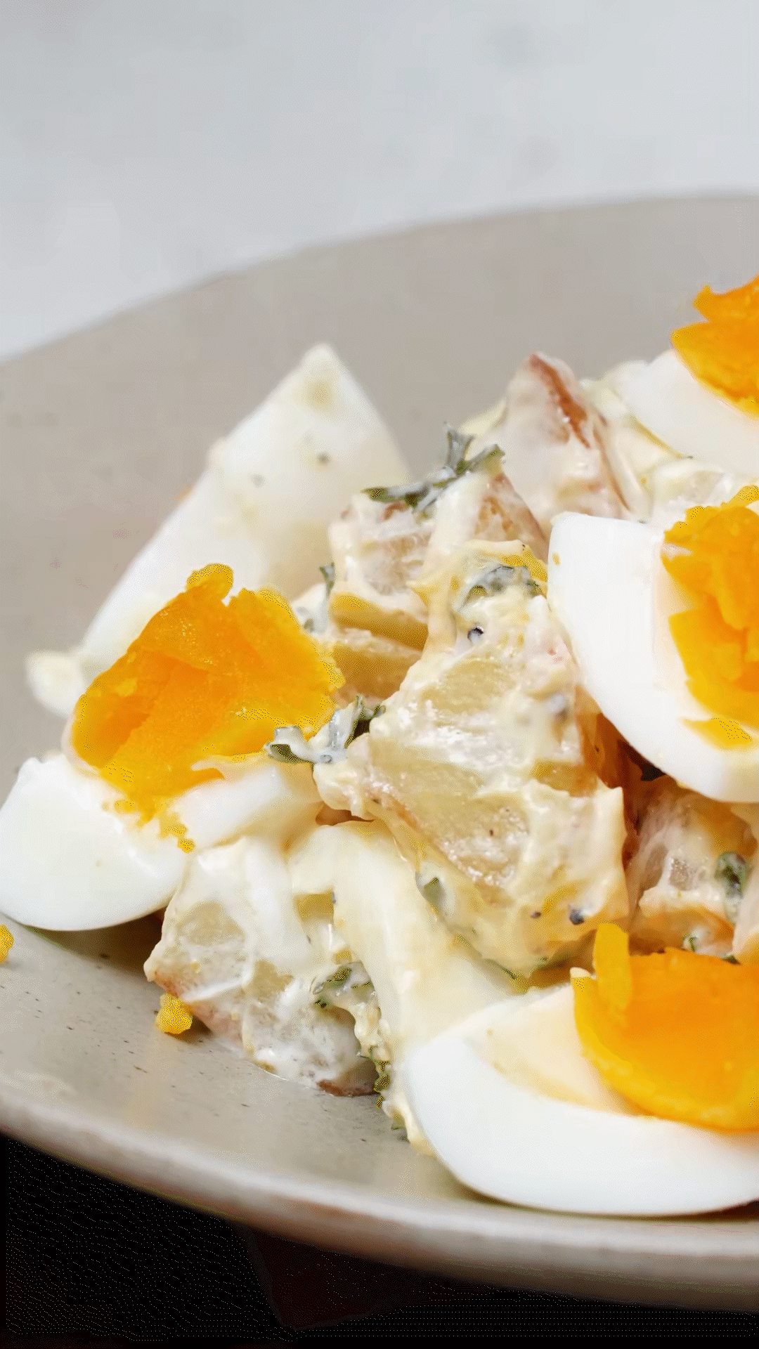 土豆塊和雞蛋加入醬汁，拌勻裝盤