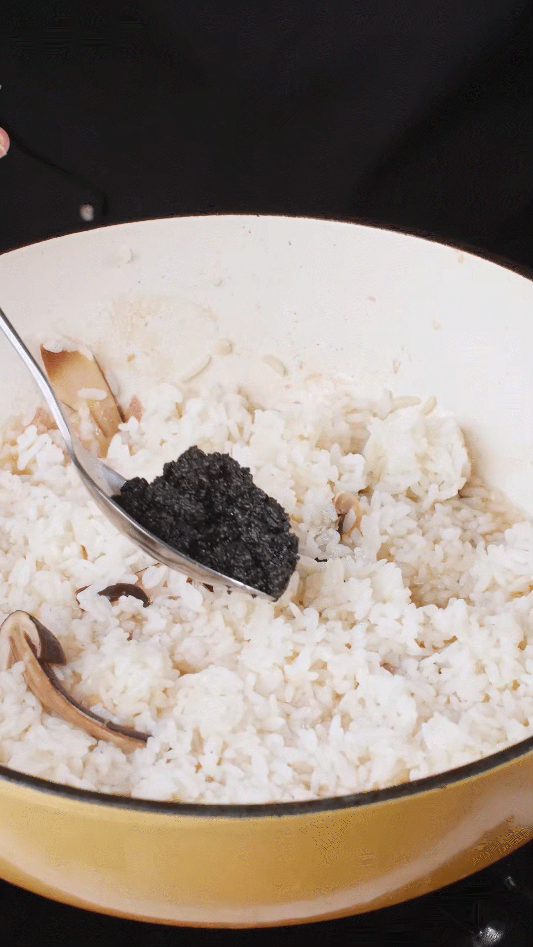 底油放入洋蔥爆香后加入黑皮雞樅菇、口蘑，用白葡萄酒增鮮
