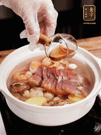 7種食材+帶皮冬瓜塊用砂鍋/電飯煲煮湯功能煮熟，少許鹽、花雕調(diào)味