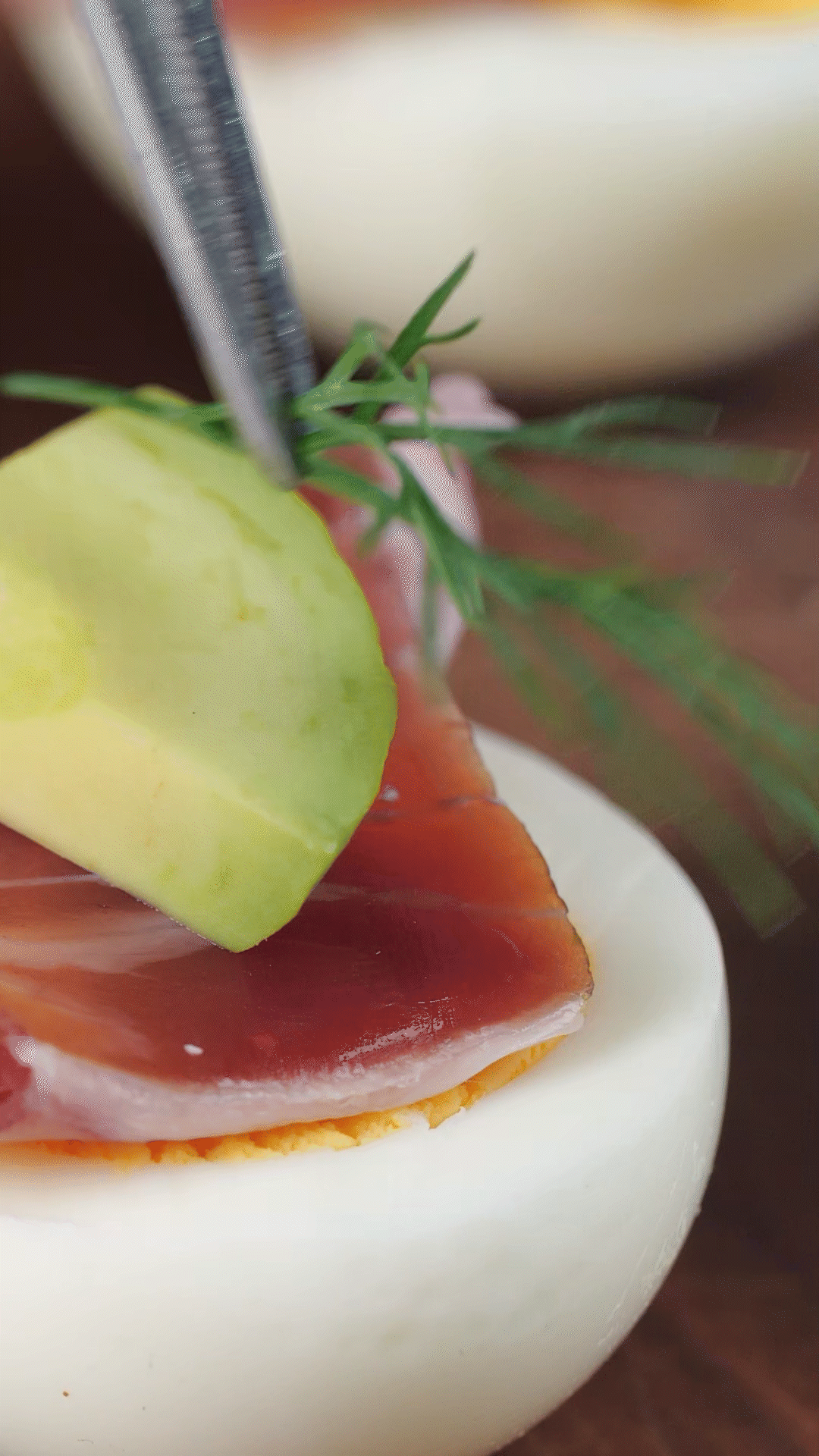 雞蛋打底放上：巴瑪火腿-鱷梨-蒔蘿-珍珠醋