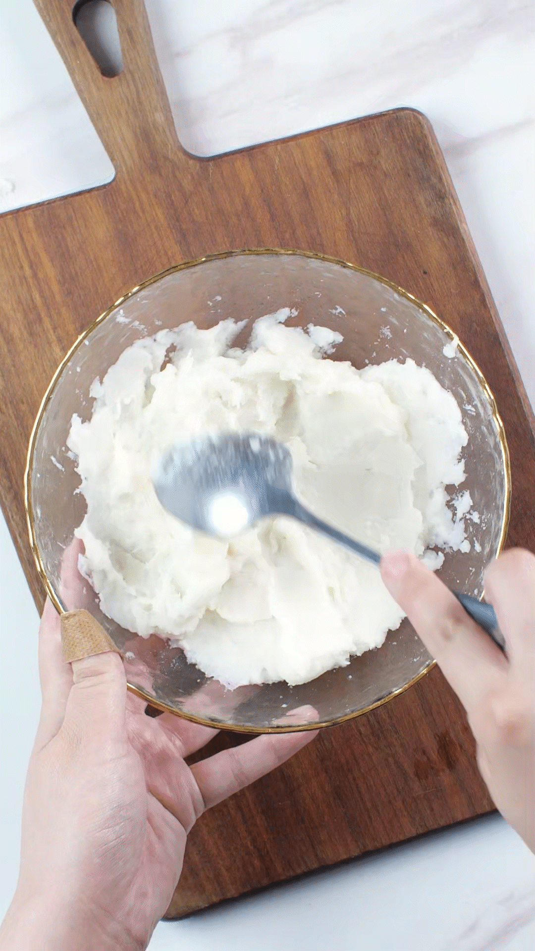 山藥去皮蒸熟，用涂抹奶酪、海鹽、橄欖油調(diào)味