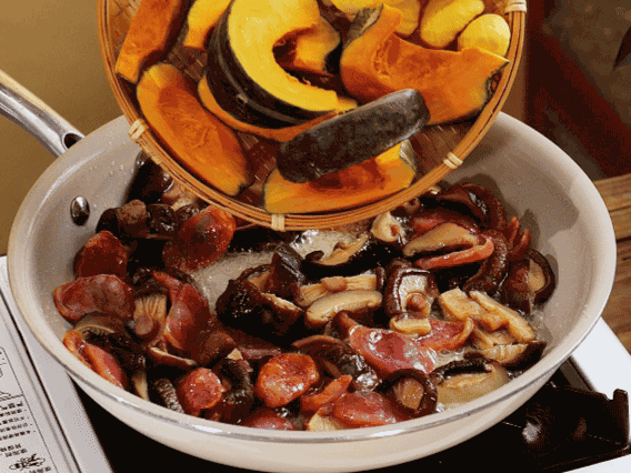 清洗好的大米放入電飯鍋，加裹滿醬汁的食材，再加剛好沒過食材的水，攪拌一下