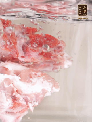 豬骨冷水下鍋，加蔥姜、料酒焯水4分鐘。