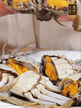 大閘蟹處理干凈，一切兩半。