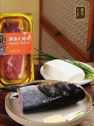 花鰱魚頭處理干凈（刮黑膜、除貼骨血、拔魚牙、剪魚鰭、刮凈魚肉表面雜質(zhì)），從中間劈開成兩半，擦干水分